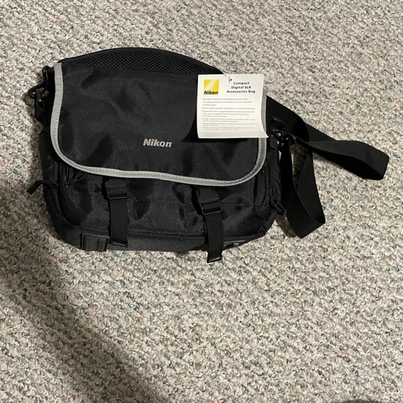 Nikon Compact Digital SLR Accessories Bag - Picture 4 of 9
